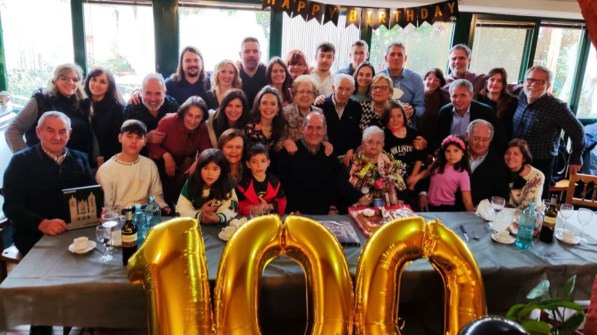 Petra Barrio cumplió el pasado viernes cien años y lo celebró rodeado de los suyos. | L.N.C.