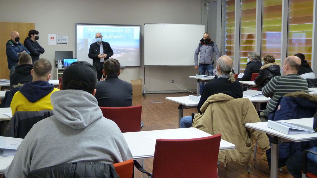 Inicio del primer curso de instalaciones fortovoltaicas en el Bierzo. Inicio del primer curso de instalaciones fortovoltaicas en el Bierzo.