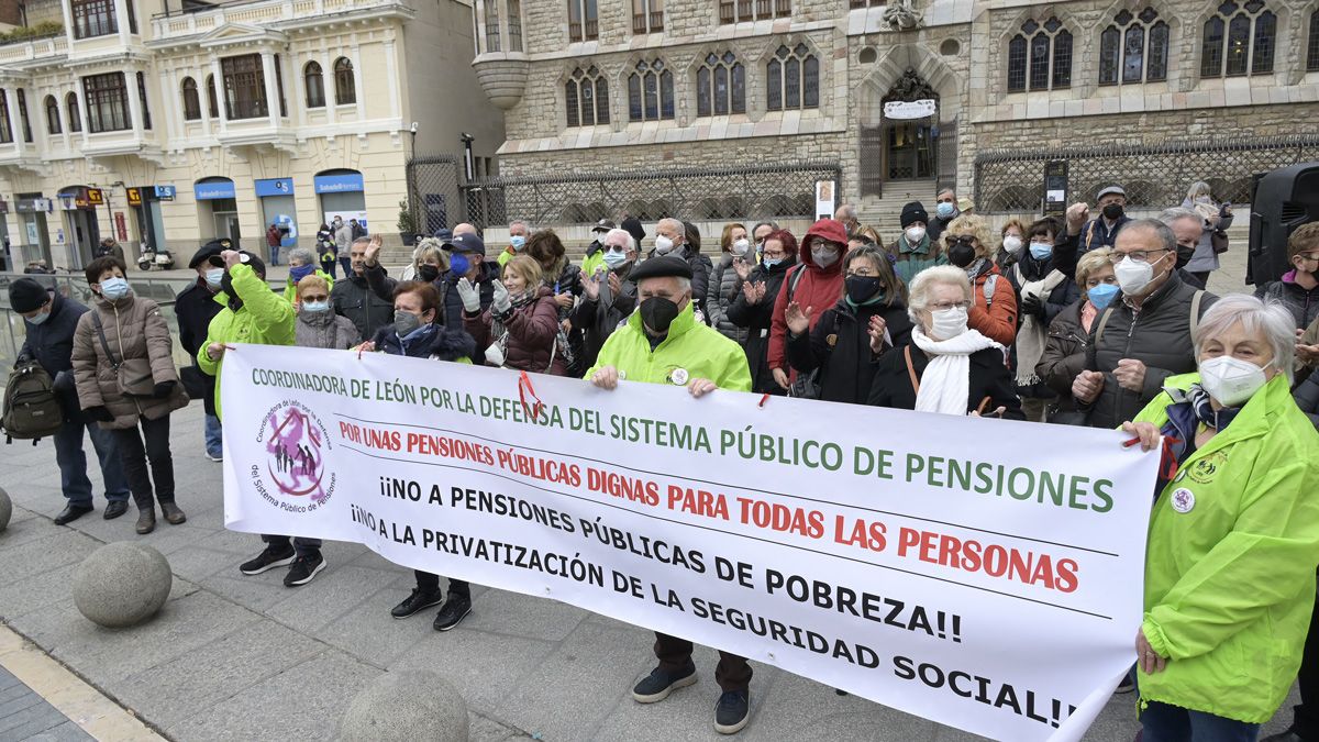 Pensionistas que se han manifestado este lunes frente a Casa Botines. | MAURICIO PEÑA