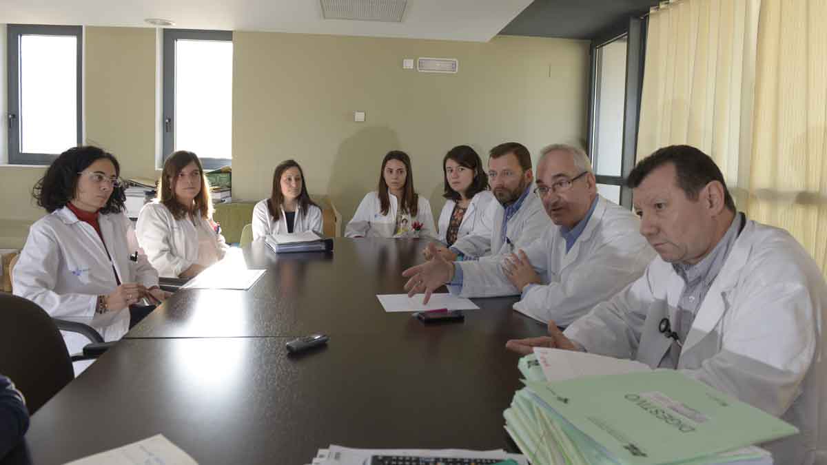 José Luis Olcoz, entre Francisco Jorquera y Pedro Linares, y el resto del equipo del Hospital. | MAURICIO PEÑA