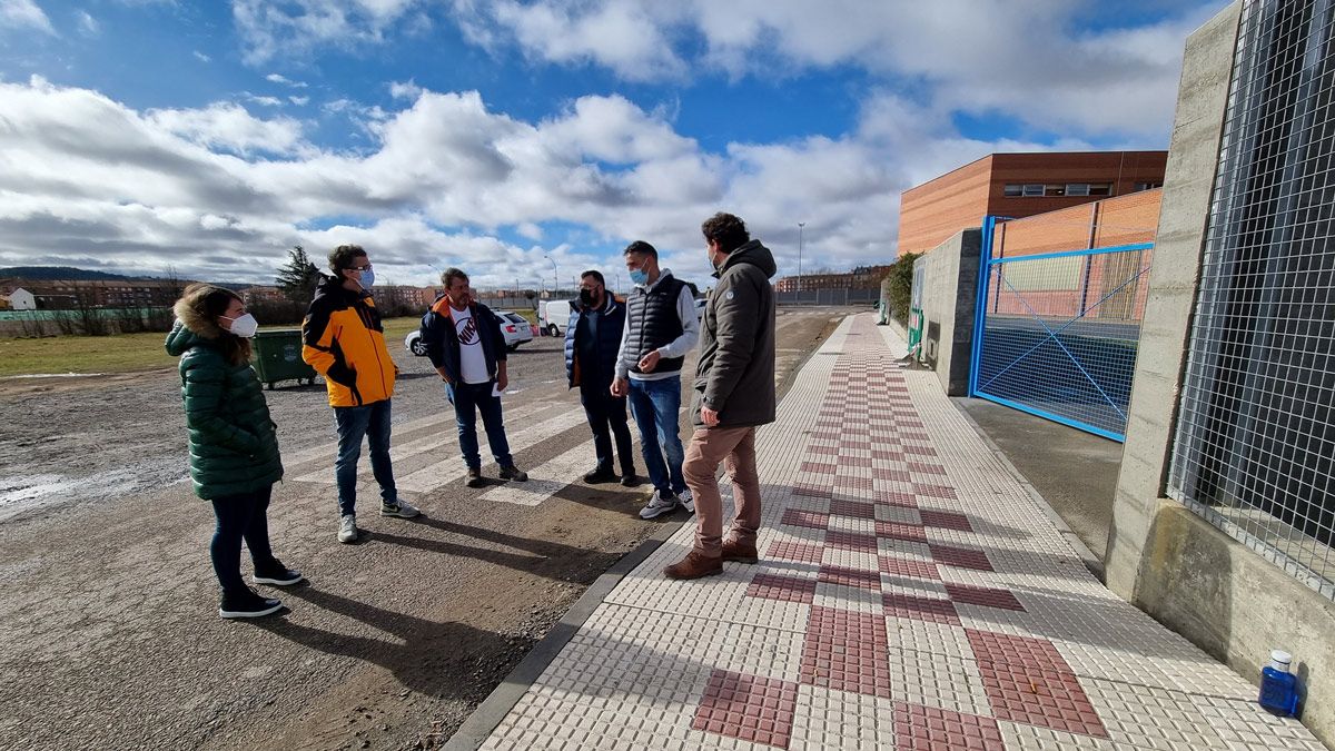 El alcalde, junto a concejales y la dirección del colegio visitaron las obras. | L.N.C.