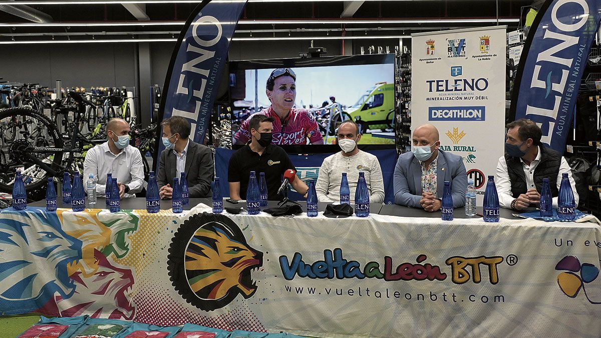 Un instante de la presentación de la carrera que se llevó a cabo en el Decathlon. | MAURICIO PEÑA