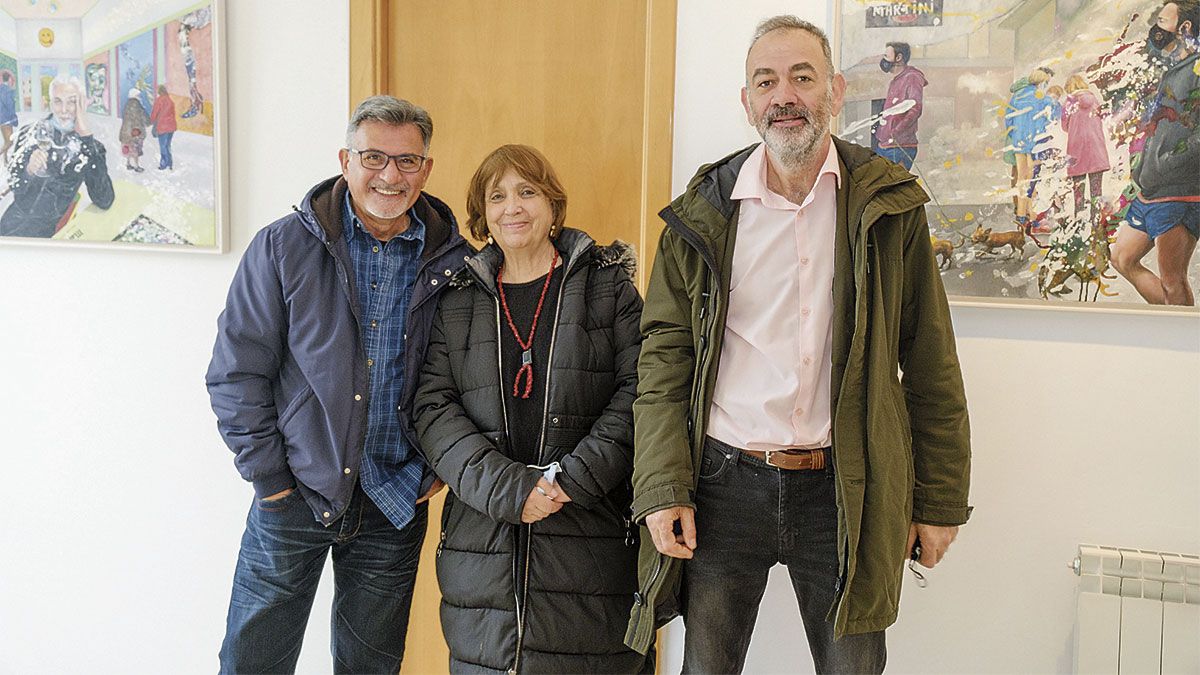 Nito Pereiro, Isabel Garrido y Jesús Pérez Hornero en la inauguración de la exposición colectiva en la galería Alemi. | VICENTE GARCÍA Nito Pereiro, Isabel Garrido y Jesús Pérez Hornero en la inauguración de la exposición colectiva en la galería Alemi. | VICENTE GARCÍA