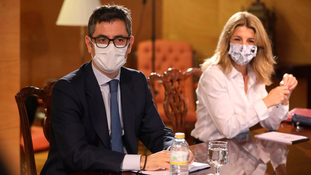 El ministro de la Presidencia, Félix Bolaños y la vicepresidenta segunda y ministra de Trabajo, Yolanda Díaz, durante una reunión con representantes del Grupo Parlamentario Popular, en el Congreso. | EP