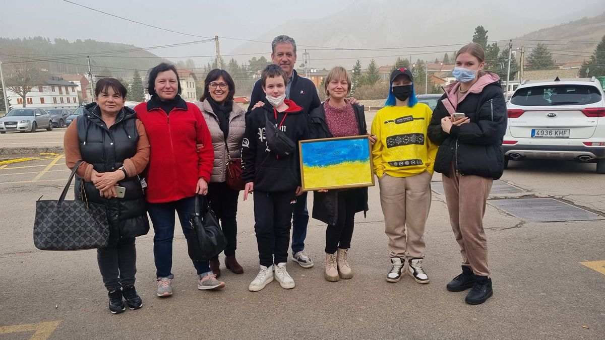 Cinco refugiados ucranianos con algunos de los vecinos de Villamanín que los acogen. | FB VILLAMANÍN