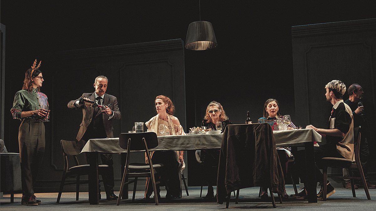 La comedia está repleta de momentos divertidos protagonizados por un elenco artístico muy bien compenetrado. La comedia está repleta de momentos divertidos protagonizados por un elenco artístico muy bien compenetrado.