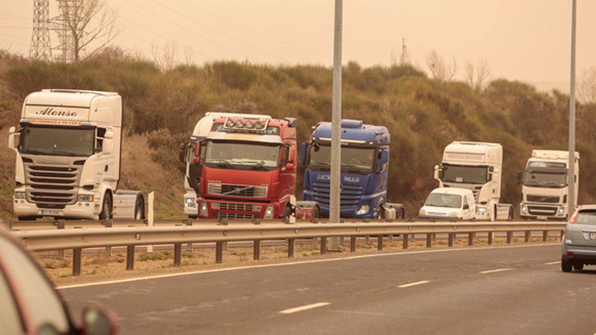 Los camiones también han provocado retenciones en León. | ICAL