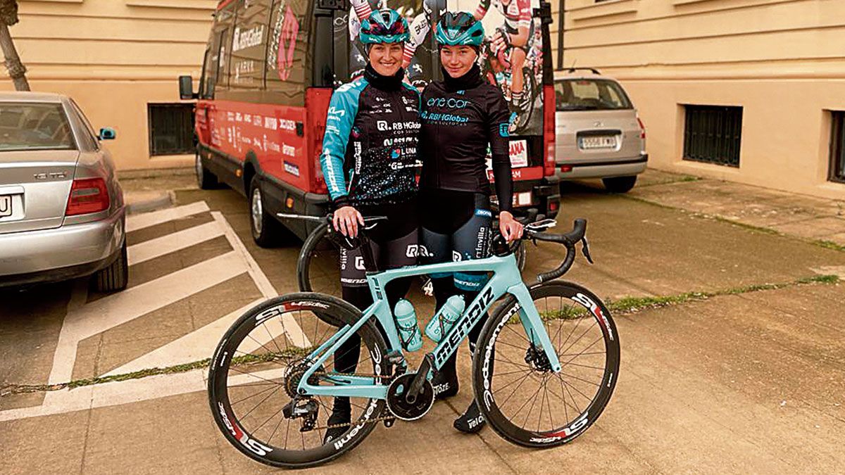 Anastasia Levedeba, a la izquierda, y Marinka Varenik, a la derecha, en la residencia antes de entrenar. | L.N.C.