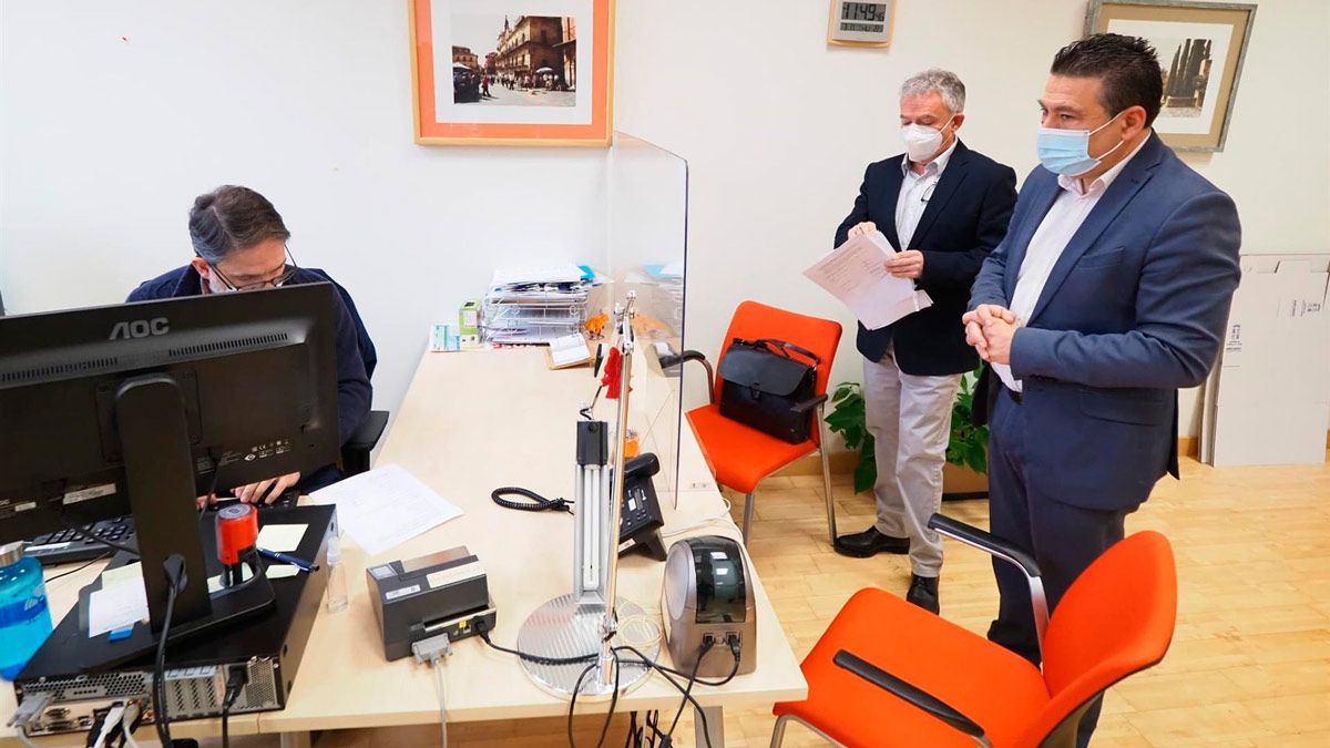 Luis Mariano Santos y Ángel Ceña en el momento del registro. | EUROPA PRESS Luis Mariano Santos y Ángel Ceña en el momento del registro. | EUROPA PRESS