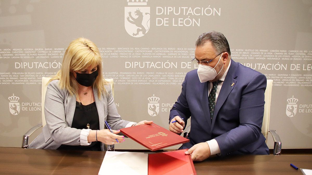 Leire Diez y Eduardo Morán firman el convenio de colaboración. | L.N.C.