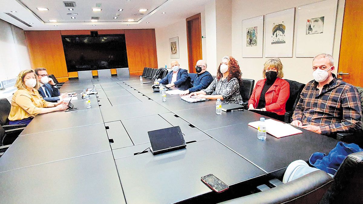 En la imagen, un momento de la reunión con la presidenta de Adif, María Luisa Domínguez. | L.N.C.