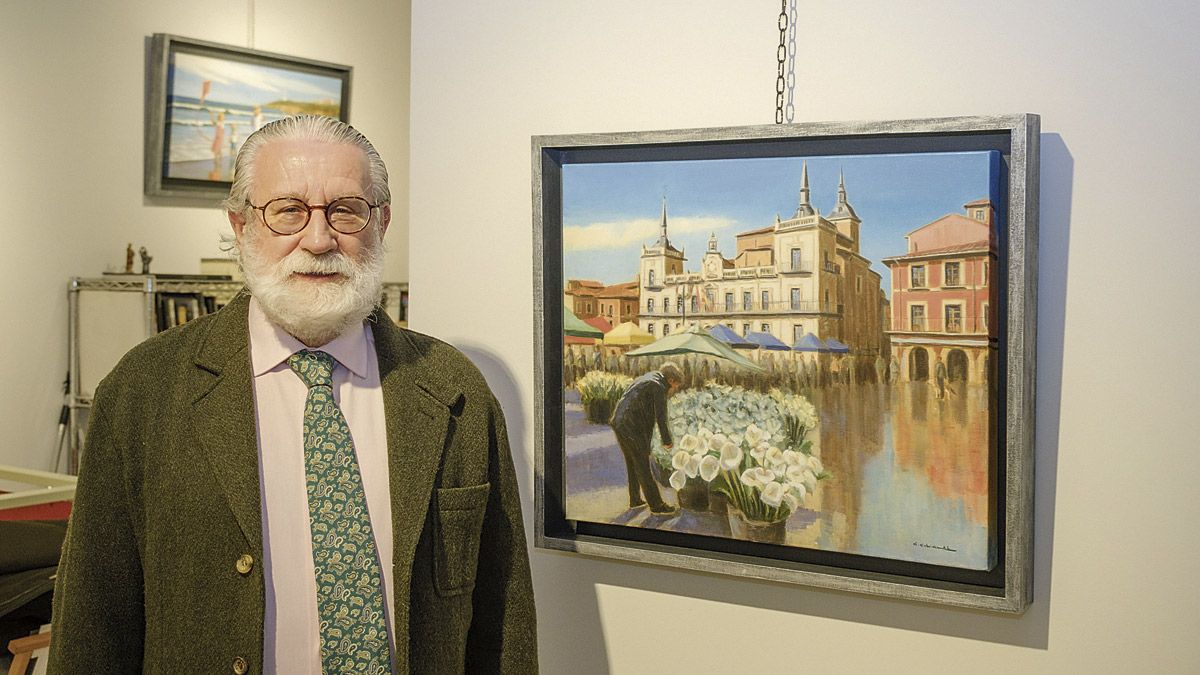 Carlos Cobián ante un cuadro sobre León que expone en la galería de arte Bernesga. | VICENTE GARCÍA