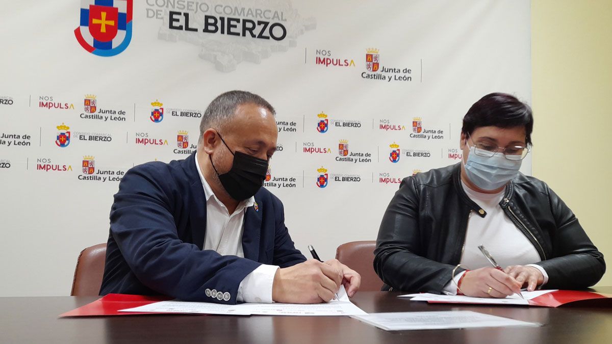 Firma del convenio de colaboración entre Lozano y Courel en la sede del Consejo Comarcal. | MAR IGLESIAS