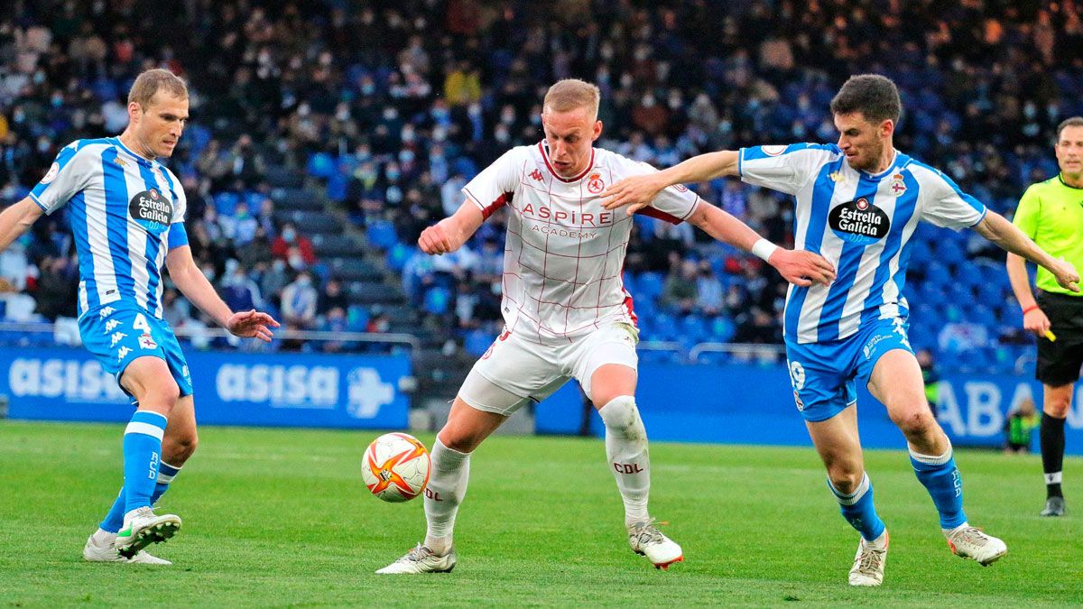 Obolskii pugna con dos defensores del Deportivo. | RC IRENE