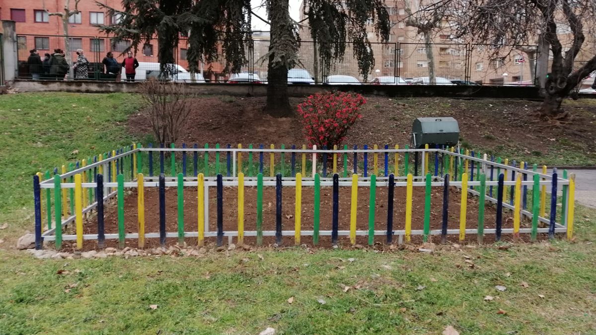 Una de las parcelas preparadas para el cultivo, en el colegio Peñalba.