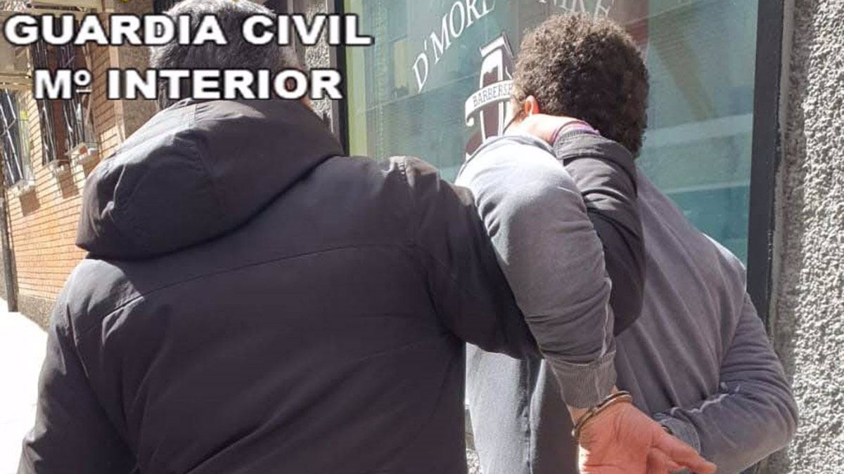 Los detenidos tienen edades comprendidas entre los 38 y los 43. | GUARDIA CIVIL