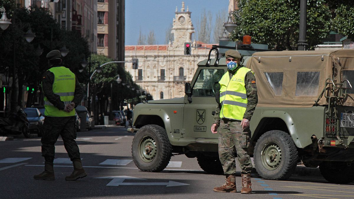 Imagen de archivo de una intervención del Ejército en León durante el confinamiento. | L.N.C.