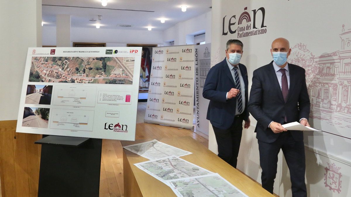 Luis Miguel García Copete y José Antonio Diez se disponen a presentar el proyecto de la calle Calvo Sotelo. | CÉSAR