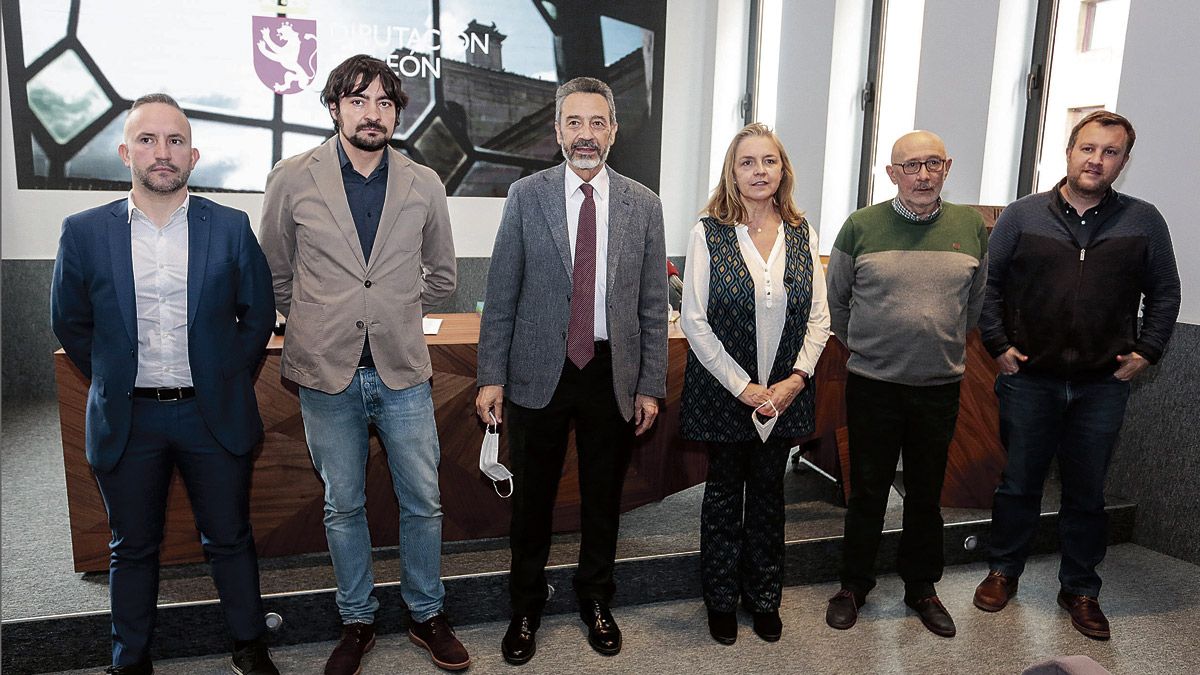 Emilio Gancedo con algunos de los componentes del Consejo Asesor de la nueva revista ‘Feje’. | CARLOS S. CAMPILLO (ICAL)