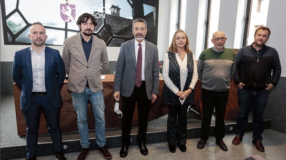 Emilio Gancedo con algunos de los componentes del Consejo Asesor de la nueva revista ‘Feje’. | CARLOS S. CAMPILLO (ICAL) Emilio Gancedo con algunos de los componentes del Consejo Asesor de la nueva revista ‘Feje’. | CARLOS S. CAMPILLO (ICAL)