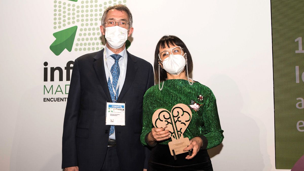 Raquel Hernández con el premio y el director del laboratorio Enrique Ordieres. | Ical