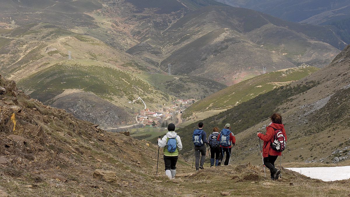 Bajando a Arbas del Puerto. | LUIS MIGUEL MARTÍNEZ