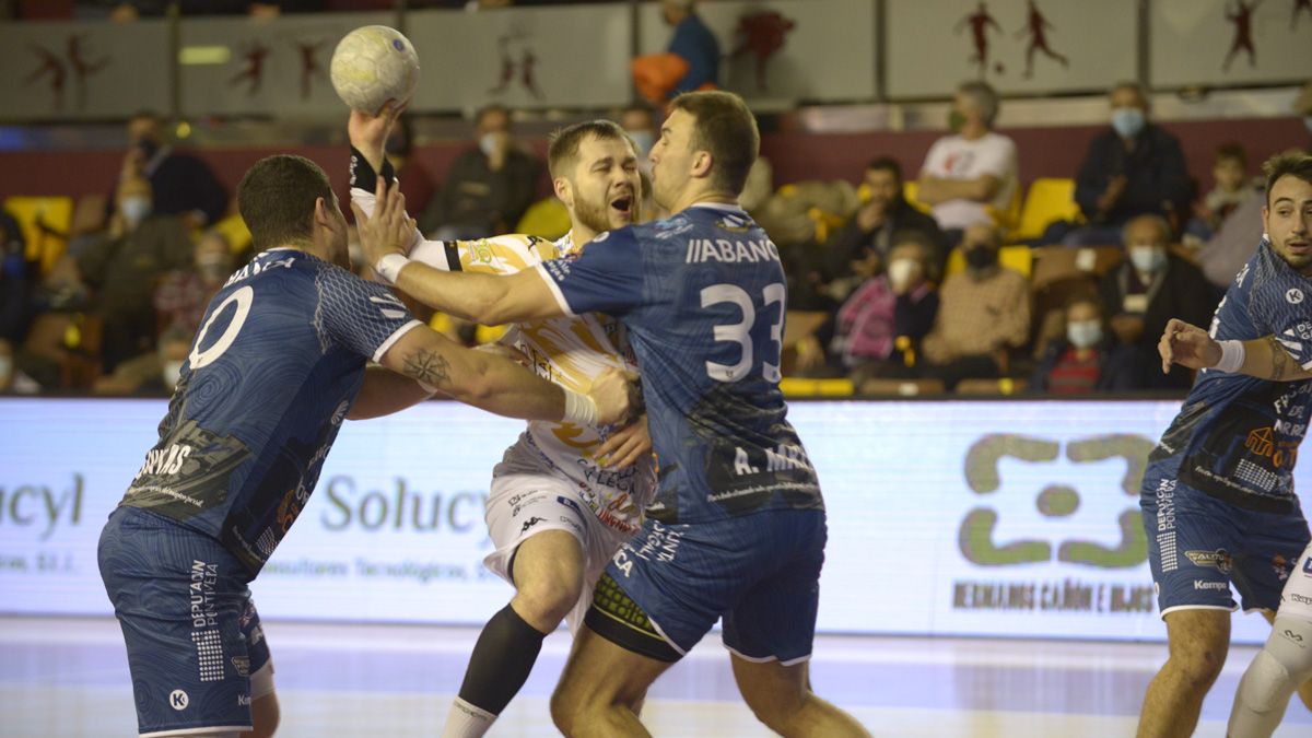 Virbauskas intenta lanzar durante el choque frente al Cangas en el Palacio. | MAURICIO PEÑA