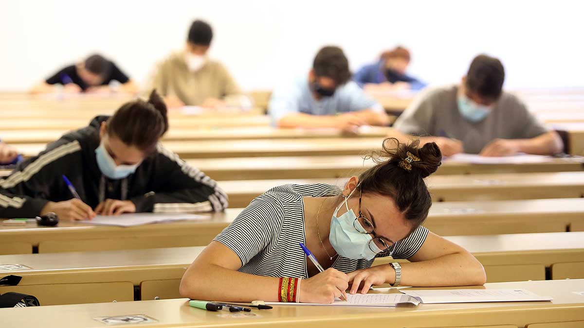 Estudiantes universitarios durante la celebración de un examen. | ICAL