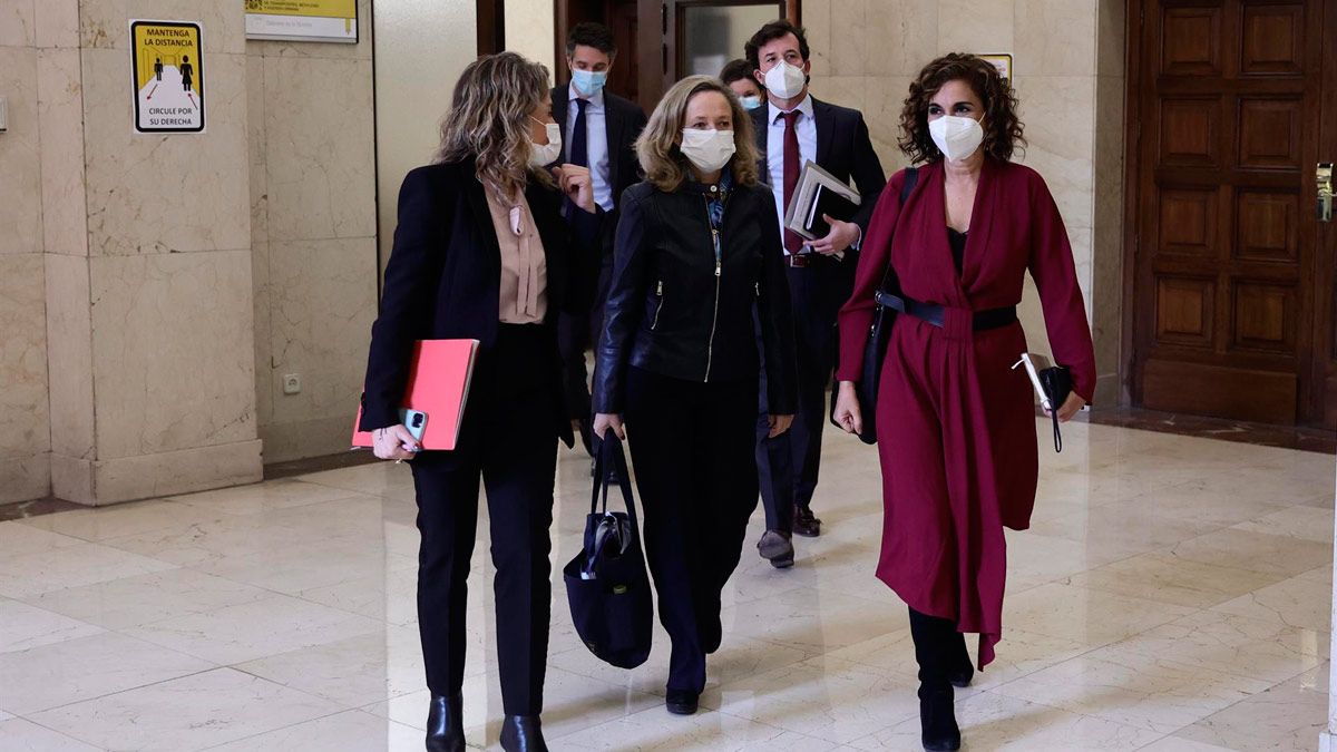 Raquel Sánchez (izquierda) junto a otras ministras a su llegada a la reunión. | EP