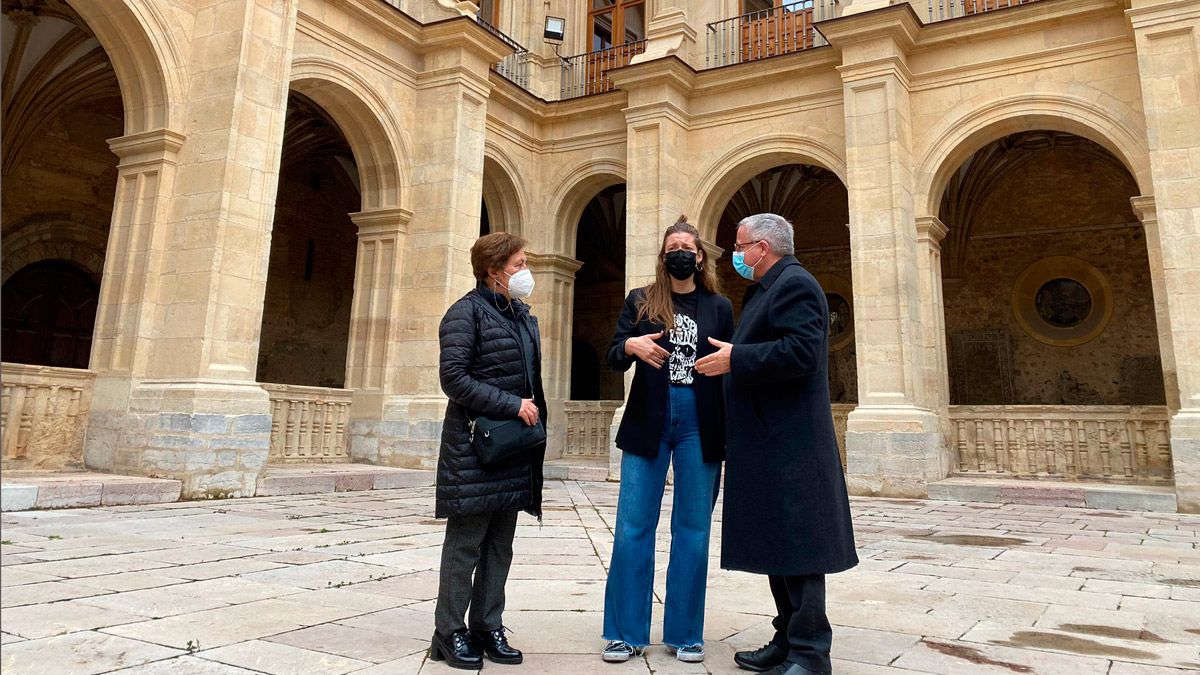 Amelia Biaín, Ester Muñoz y Francisco Rodríguez, este viernes en el claustro de la Colegiata de San Isidoro.