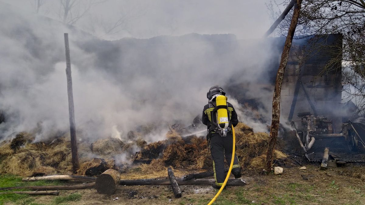 Los Bomberos, durante la extinción del fuego en Albares.