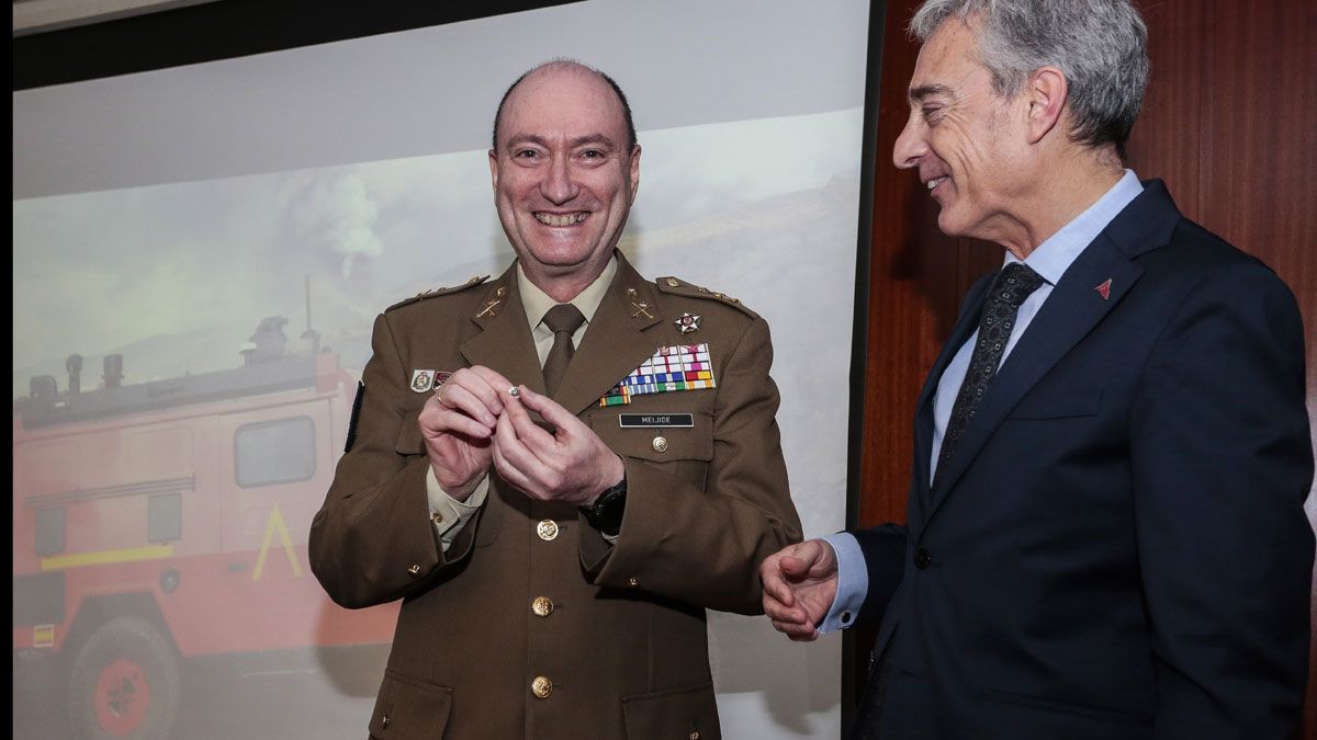 El Club Peñalba Casino Santiago de León entrega el galardón Garbanzo de Plata a la Unidad Militar de Emergencias. | ICAL
