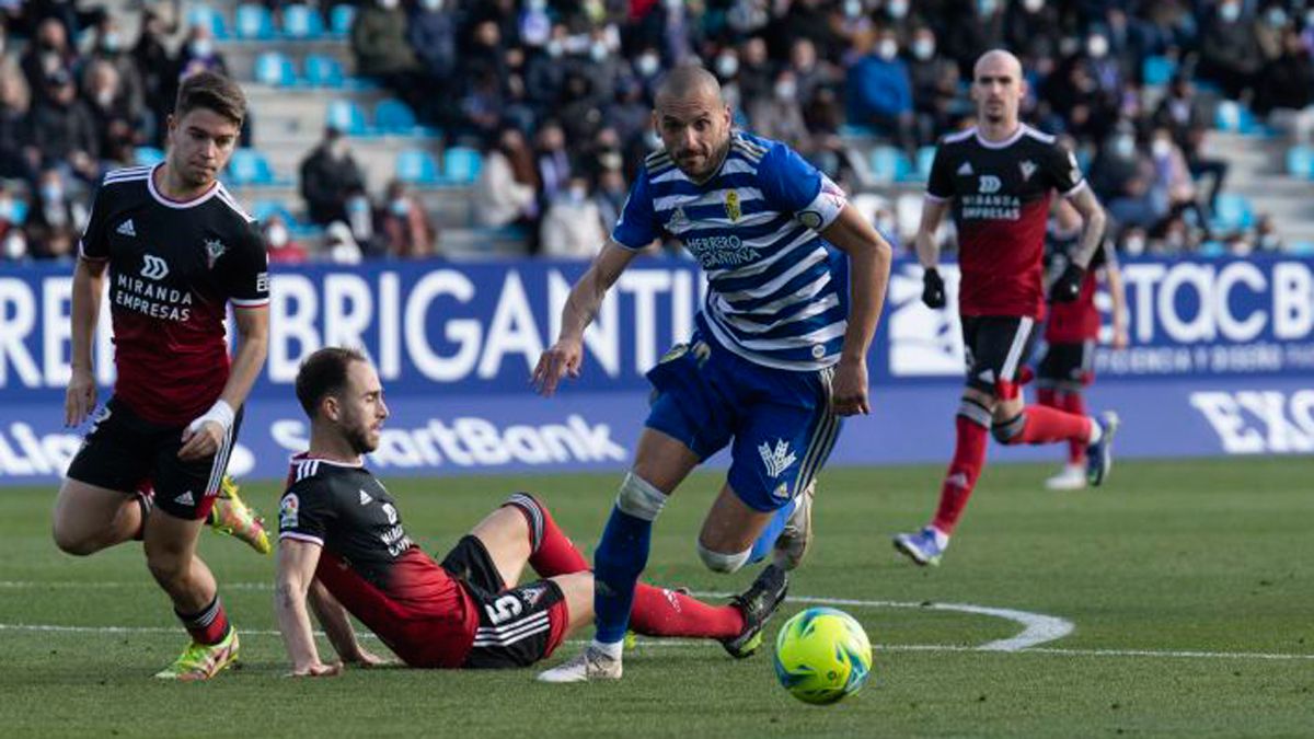 Un lance del choque de la primera vuelta en El Toralín, donde la Deportiva se llevó el triunfo. | LA LIGA