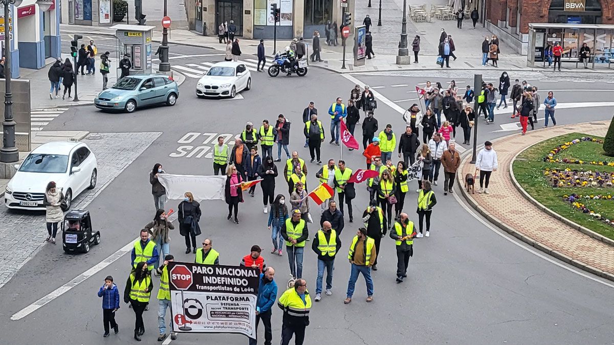 La marcha lenta convocada por los transportistas, esta vez a pie, a su paso por Santo Domingo. | A. MARTÍNEZ