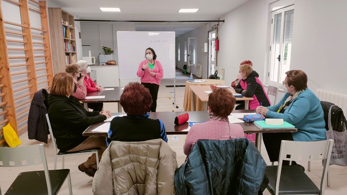 La agente de igualdad participa en un taller de memoria. | L.N.C.