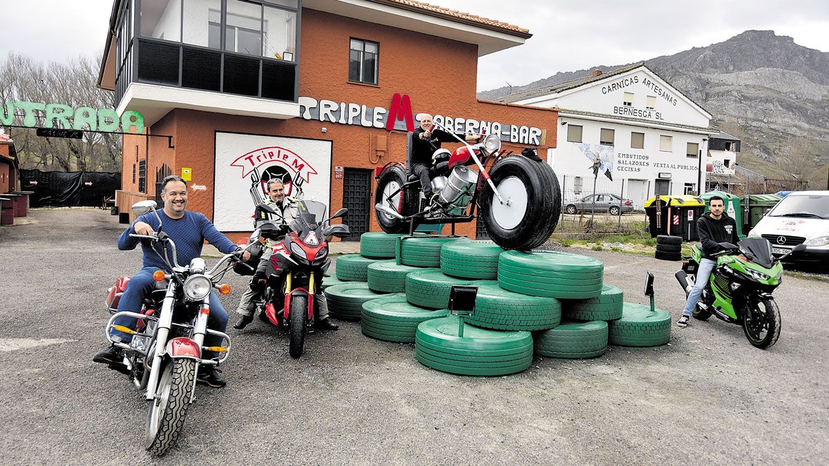 Al lado de los 4,20 metros de la moto subida a la plataforma de ruedas y hormigón las otras motos aparcadas a su lado parecen de juguete. | SAÚL ARÉN