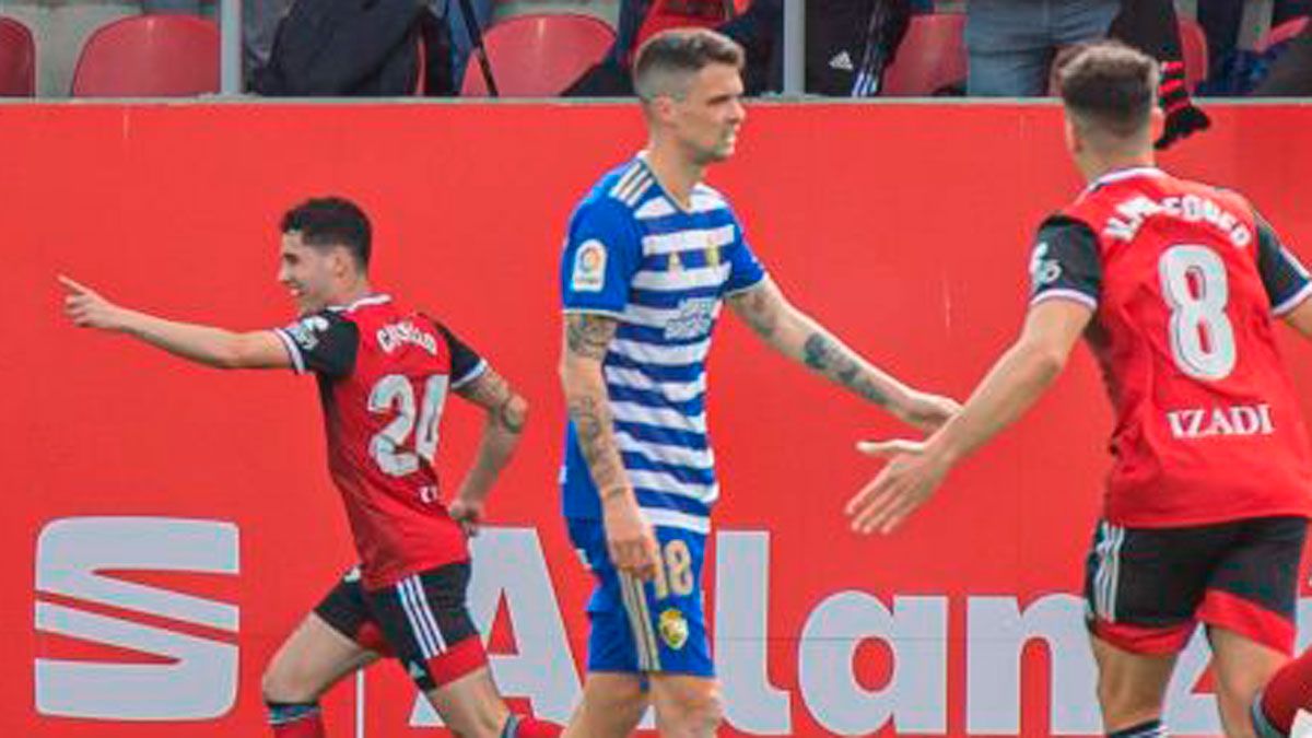 El Mirandés celebra uno de sus goles ante un Pascanu cabizbajo. | LALIGA