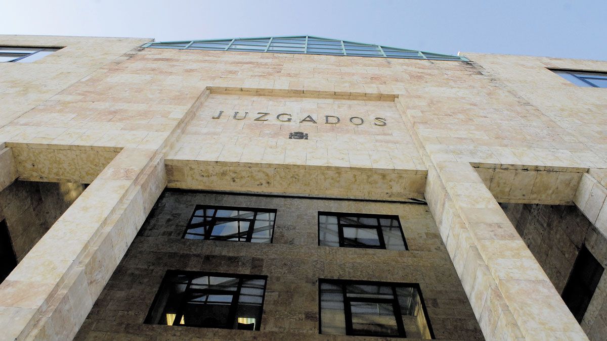 Fachada exterior del edificio de los Juzgados de León. | MAURICIO PEÑA