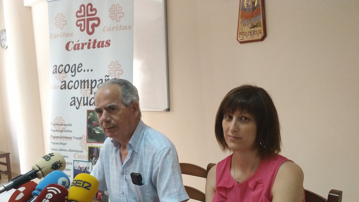 El consiliario de Cáritas, José Antonio Prada y una de las educadores sociales, Úrsula Macías en foto de archivo. | M.I.