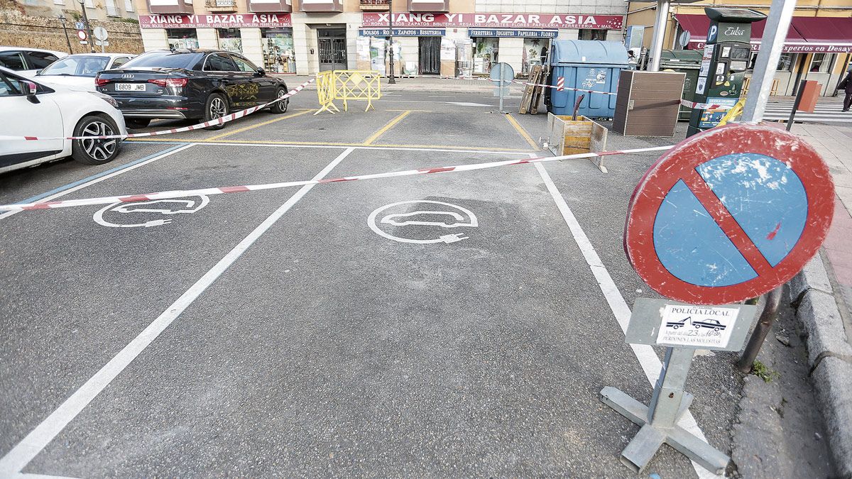 Primeros trabajos para la nueva red de puntos de recarga. | CAMPILLO / ICAL