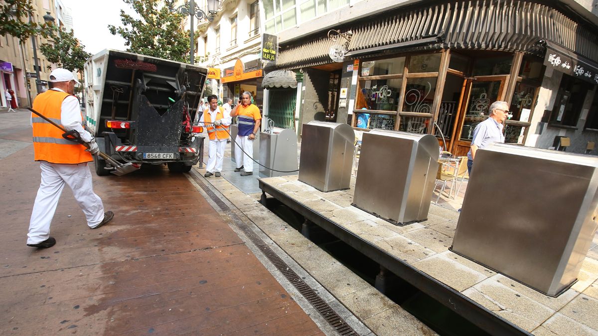 Un trabajador de la basura de Ponferrada durante su jornada laboral. | ICAL