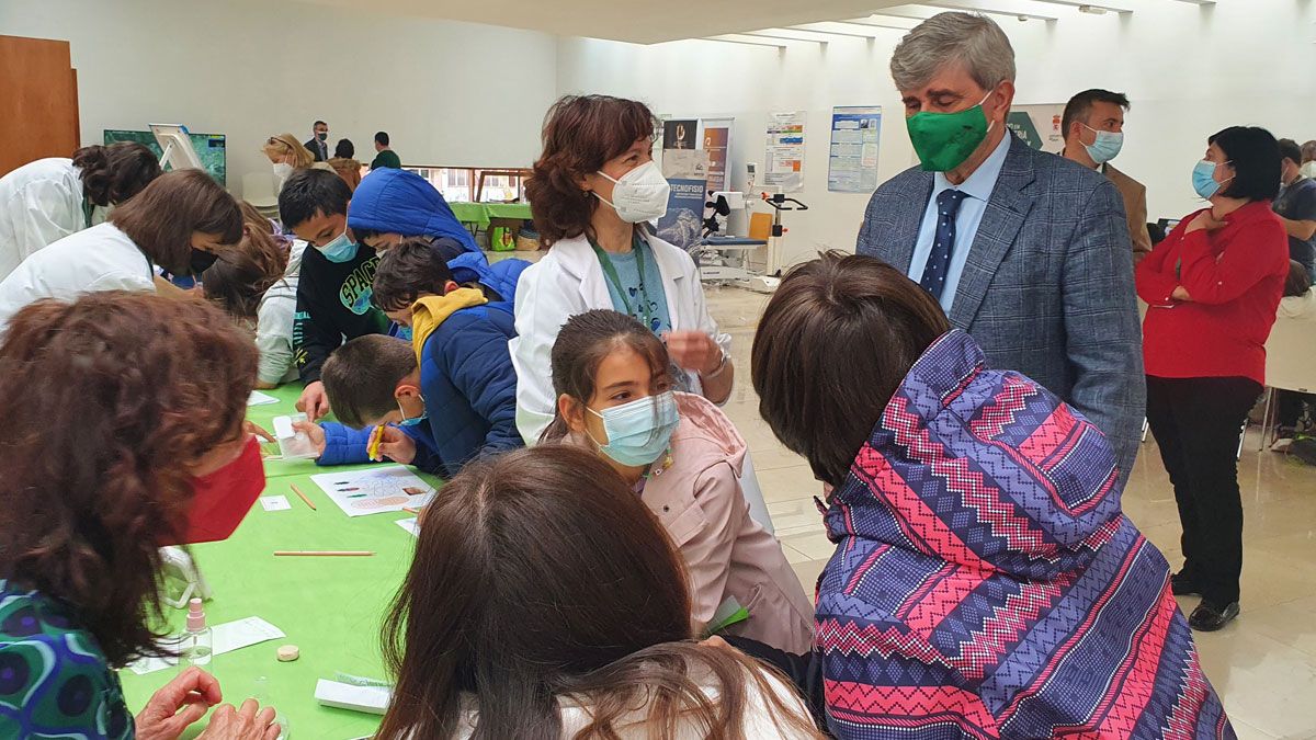 El rector abrió las jornadas Expociencia en Ponferrada.