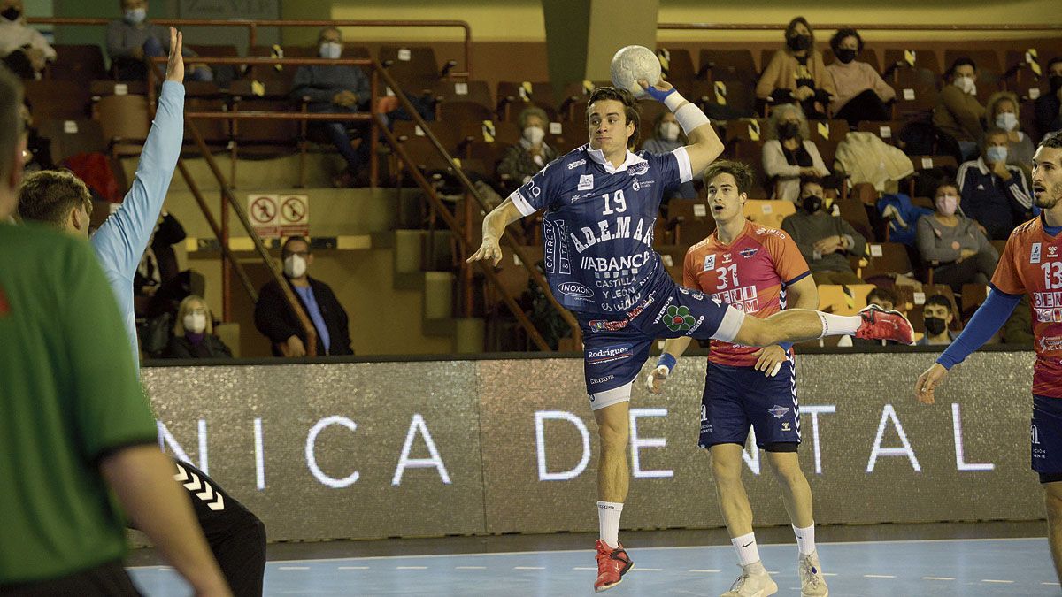 Gonzalo realiza un lanzamiento durante un partido de esta temporada en el Palacio. | MAURICIO PEÑA