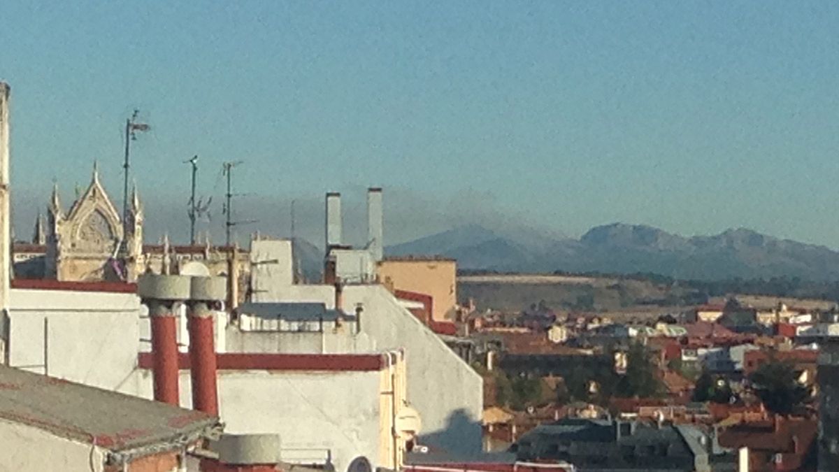 El humo del incendio desde Villamanín visto esta mañana desde León.