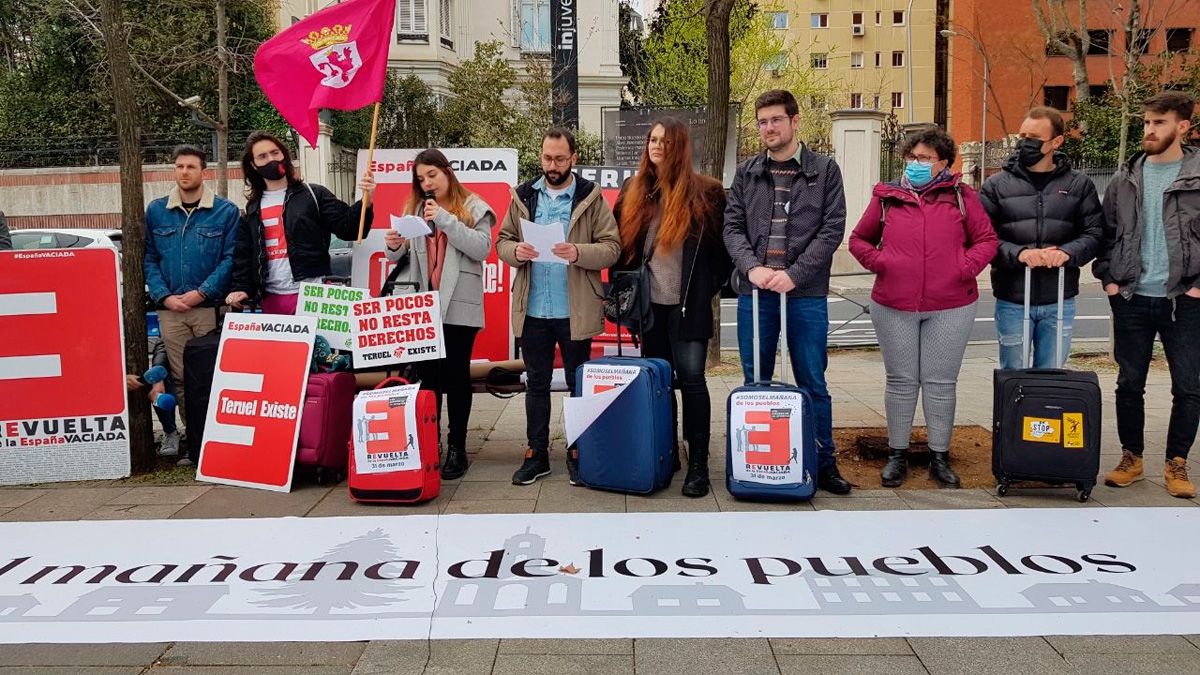 Jóvenes de diferentes provincias de la España Vaciada que se viven en Madrid protagonizaron la concentración.