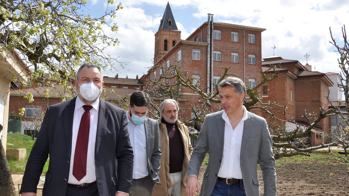 Visita a las instalaciones de los Agustinos, que acogerán refugiados. | L.N.C.