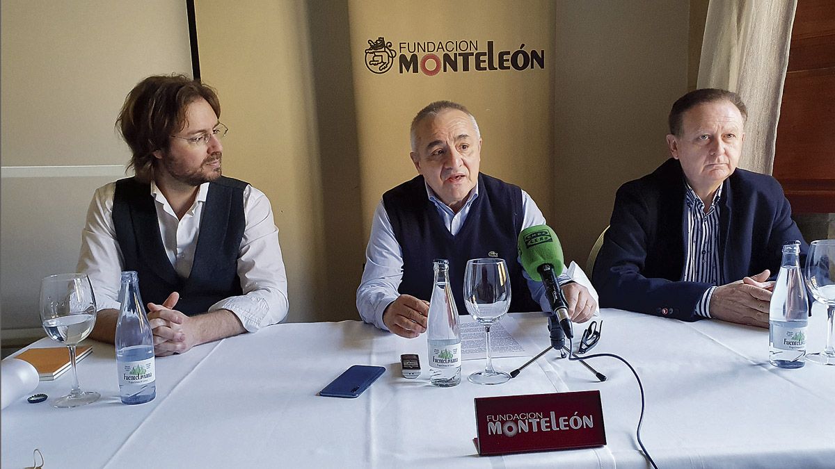 Rafael Saravia, Dionisio Domínguez y Germán Manzano en la presentación del III Premio de Poesía Joven.