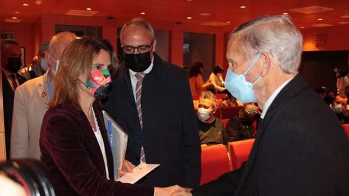 Carballo entregando la carta a la ministra de Transición.