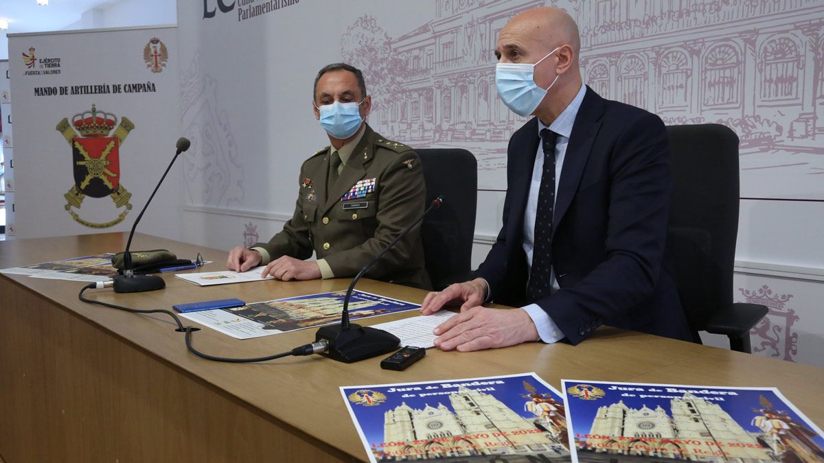 El General Jefe del Mando de Artillería de Campaña y Comandante Militar de León, Vicente Torres, y el alcalde de León, José Antonio Diez. | L.N.C. El General Jefe del Mando de Artillería de Campaña y Comandante Militar de León, Vicente Torres, y el alcalde de León, José Antonio Diez. | L.N.C.