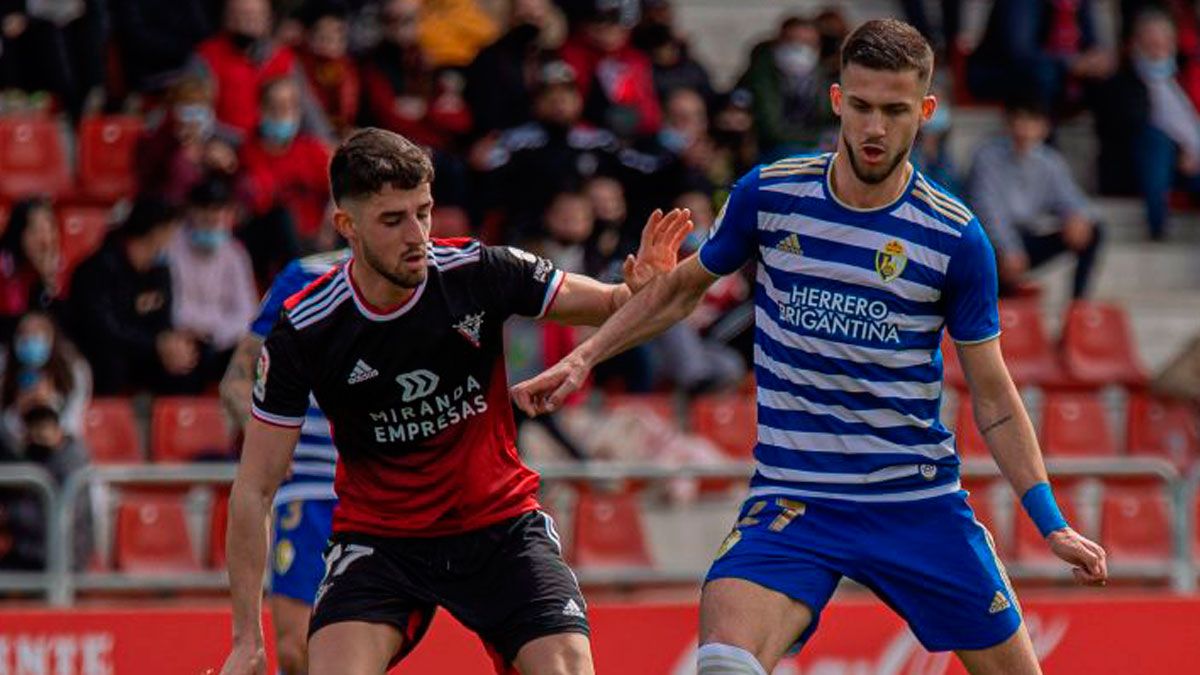 Copete da un pase durante el encuentro ante el Mirandés | LALIGA